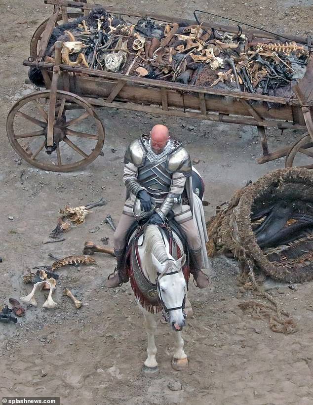Кадры со съёмок «Дома дракона», приквела «Игры престолов»: остатки драконьей еды и Королевская Гвардия